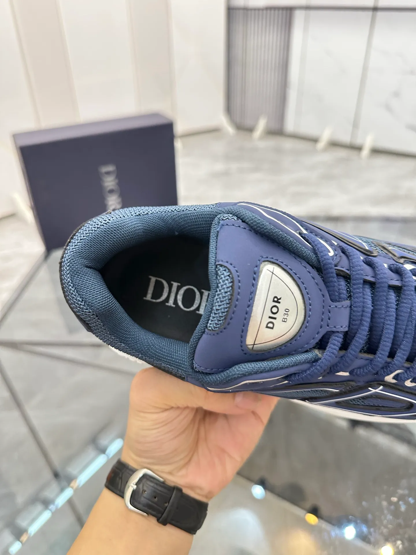 Men's shoes: 💰P400¥ Available in Guangzhou Product trademark: Dior* "Dior*" low-top casual shoes Regular size: 35-46 (can be customized to 47) Couple style Product materials: Upper imported cowhide stitched with original fabric, breathable lining, ultra-light foam original outsole. No.: 007